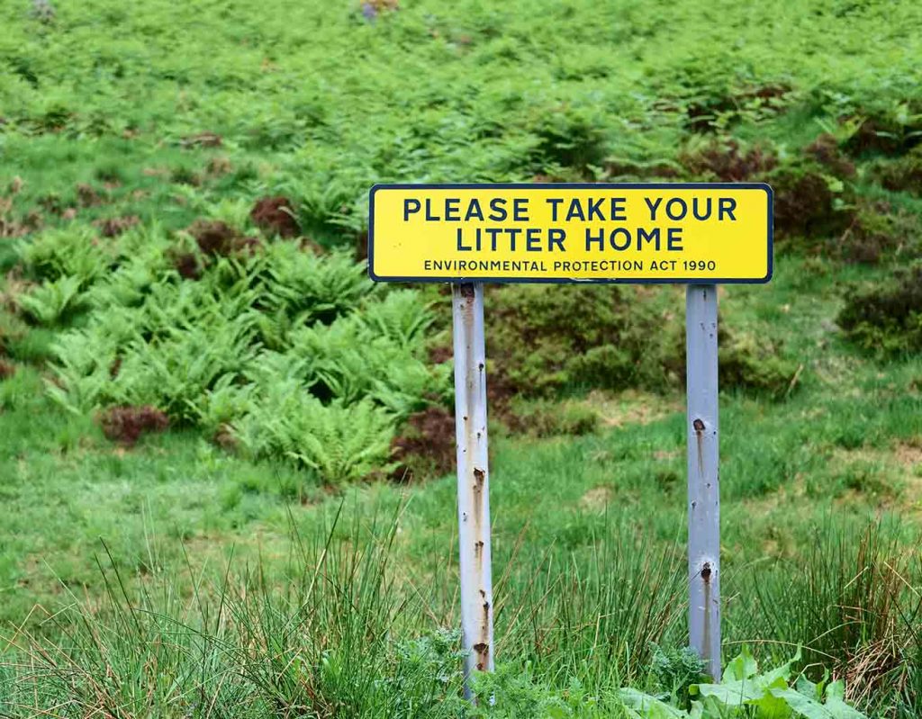 A sign warning people not to litter