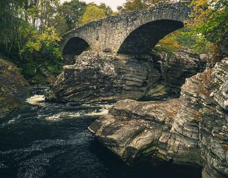 The rock in the middle of Invermoriston Bridge