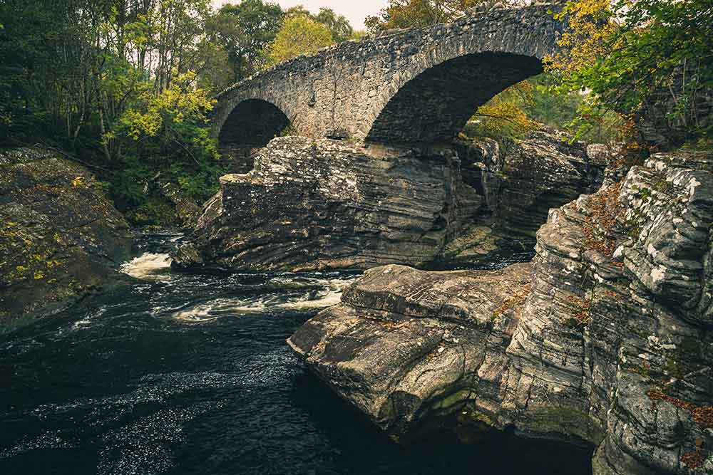 The rock in the middle of Invermoriston Bridge